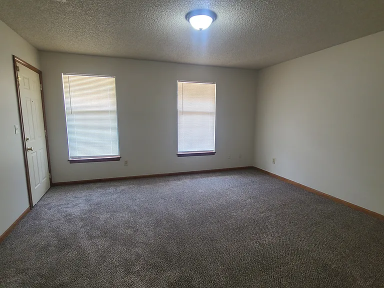 110 NW Vesper St #E — Photo 4