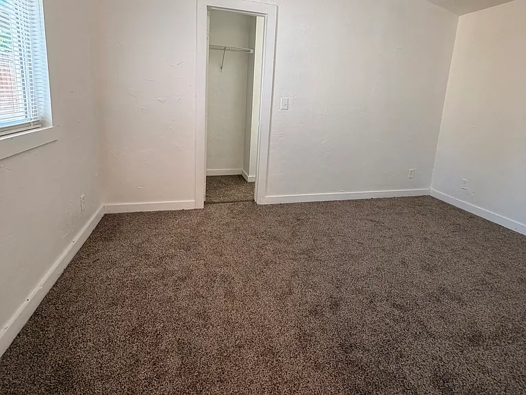 107 N Peach St — Photo 5