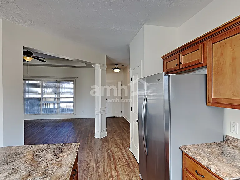 572 Laurel Ln — Photo 4