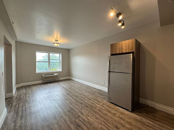 5th image of 105 N Grove St #52L