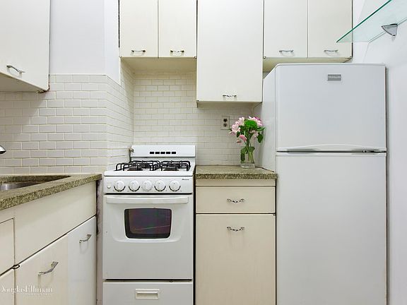 3rd image of 127 W 79th St #3C
