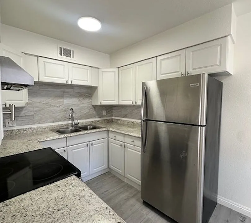 2121 Oceanus Ln