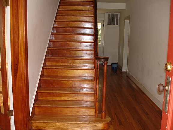 Foyer (Hardwood floors)