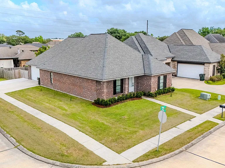 379 Shoal Dr — Photo 4