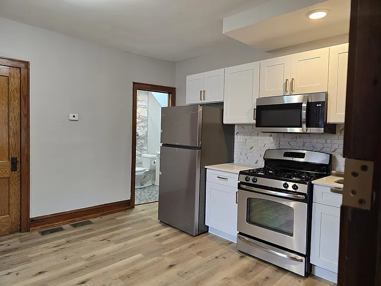 4852 S Wood St #2RB — Photo 3