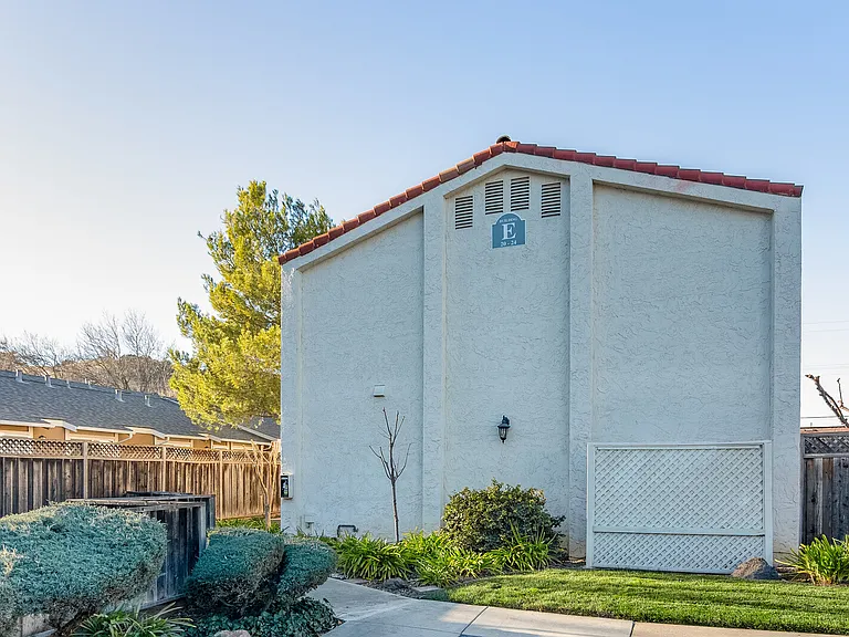 220 Berry Ct - Exterior