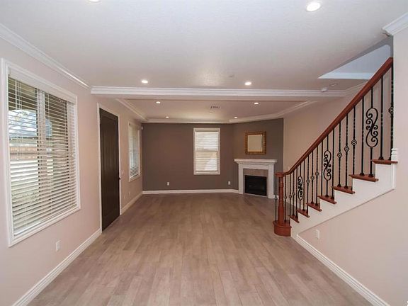 3rd image of 310 N Oak Ave #1