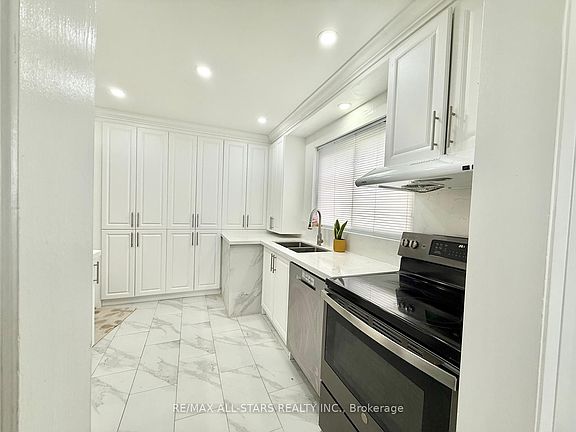5th image of 1554 Warden Ave