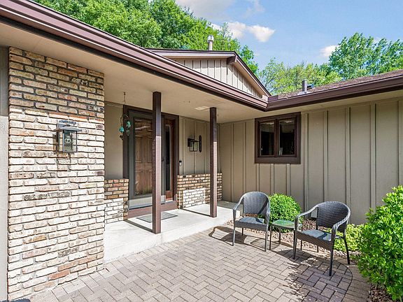4th image of 7383 Niagara Ln N
