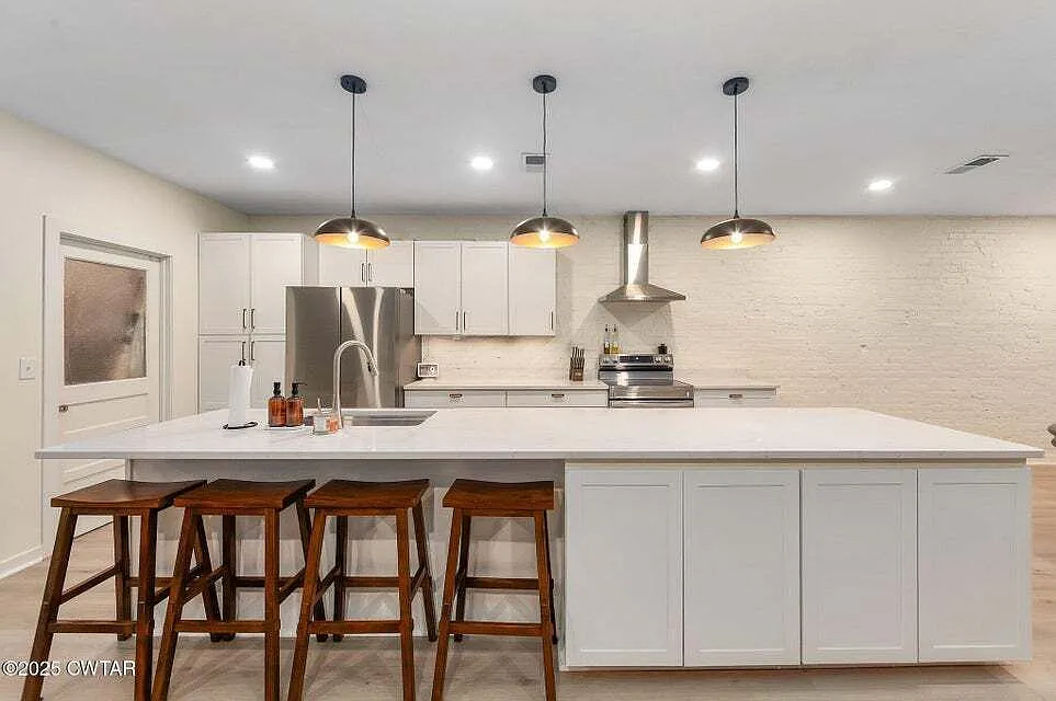 3 bed, 2.0 bath, 2400 sqft, $2,300 — Photo 3