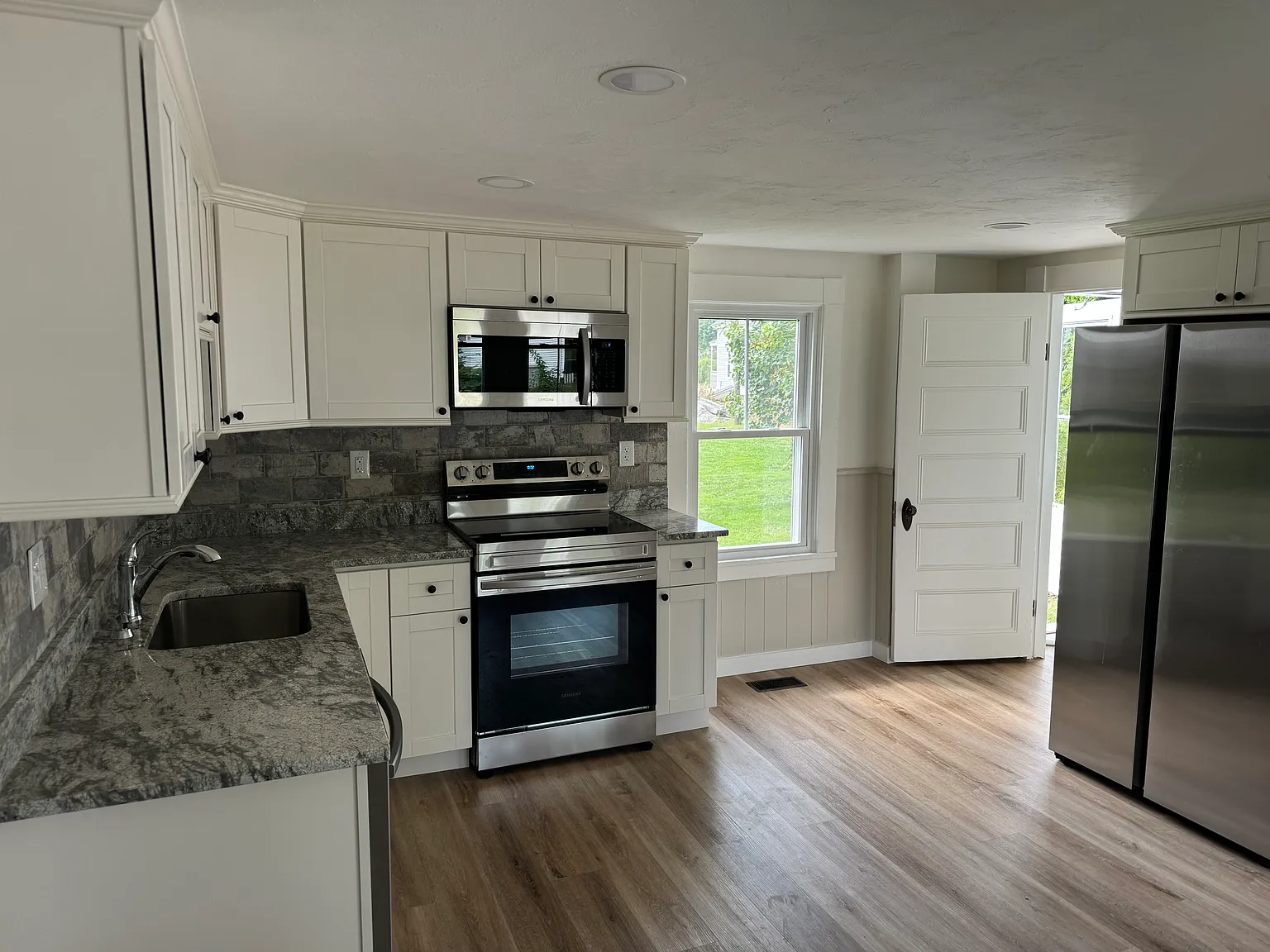 3 bed, 1067 sqft, $2,950 — Photo 3