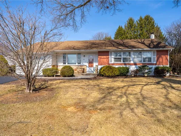 521 Debbie Ln, Nazareth, PA 18064