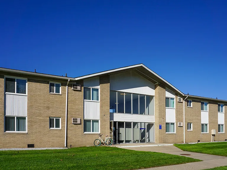 Huntington Club Apartments — Photo 18