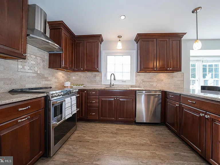 1099 Armstrong Ct — Photo 9