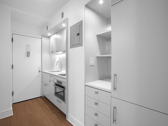4th image of 307 E 44th St APT 302