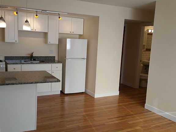 3rd image of 1639 N Farwell Ave APT 202
