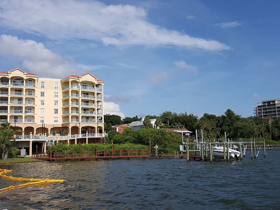 Residence with boat lift