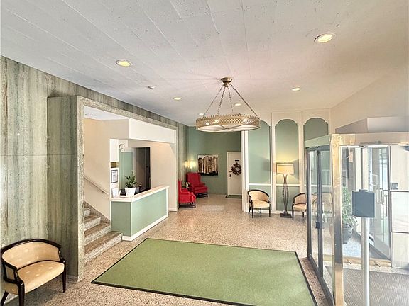 3rd image of 144 N Dithridge St Penthouse 1