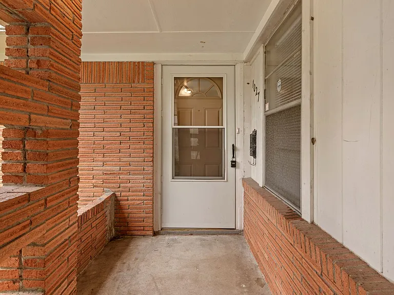 1027 Stonecrest Dr — Photo 4
