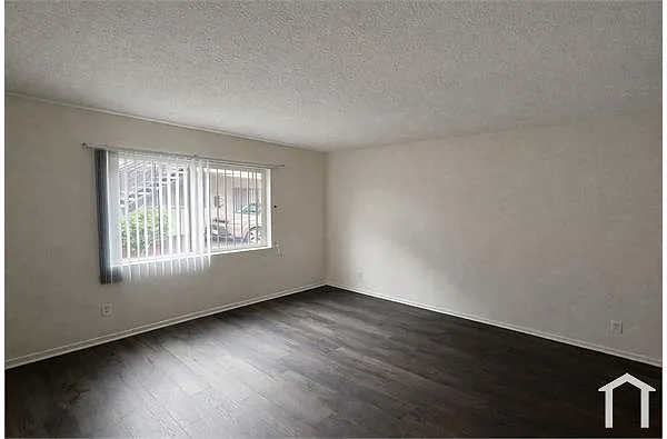 Building Photo - 601 W 80th St #18