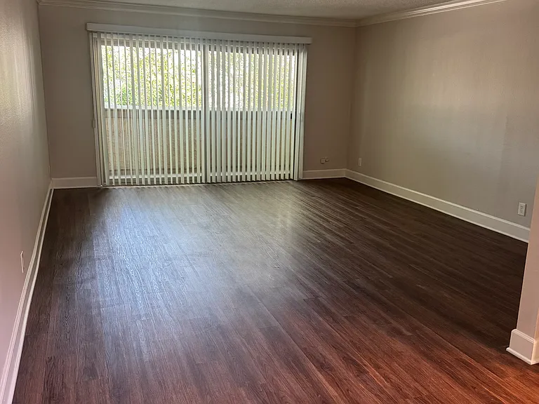 300 E Live Oak St #2C — Photo 5