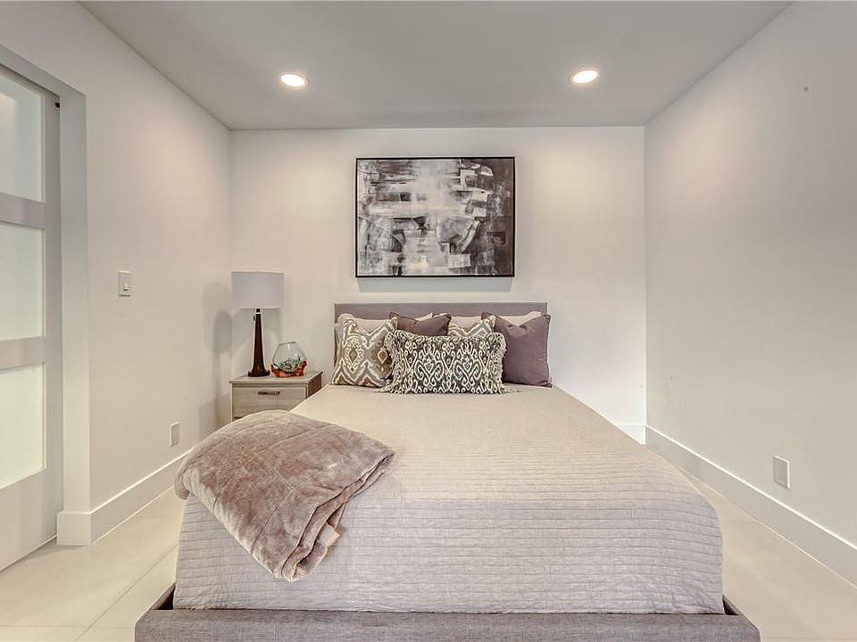 1st image of 909 NE 9th Street