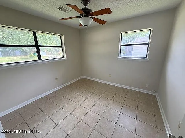 125 Clarence Dr — Photo 7