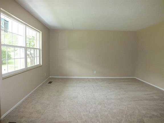 4th image of 8213 Foxall Cir