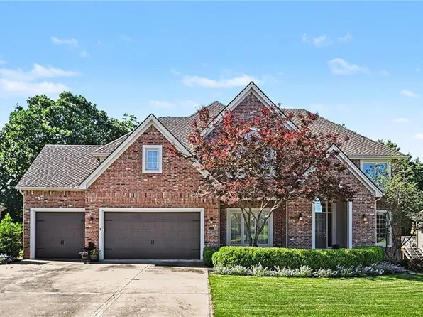 8033 Clearwater Dr, Parkville, MO 64152