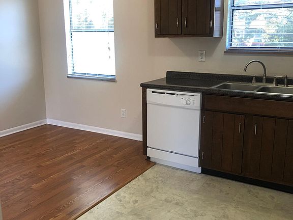 5th image of 3117 Deer Lake Dr