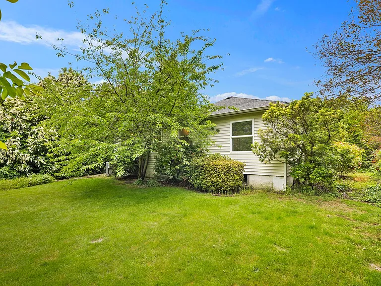 295 NE Alder St — Photo 33