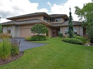 1119 E Sweetbriar Ln, Hartland, WI 53029