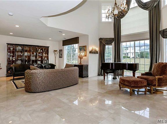 3rd image of 189 Montecito Cres