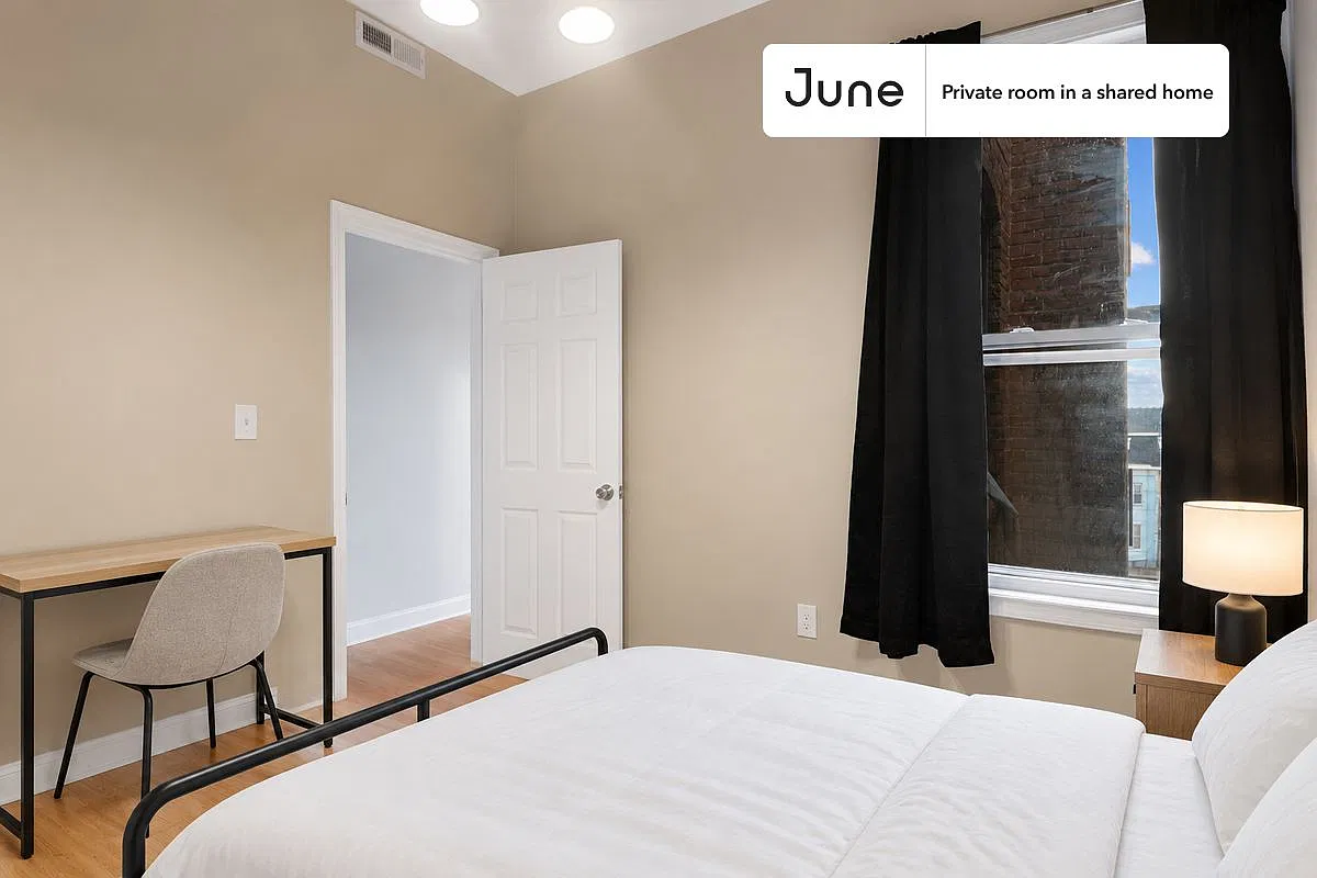 Queen bedroom in 4 bed/1 bath home in Allston #442 C — Photo 1