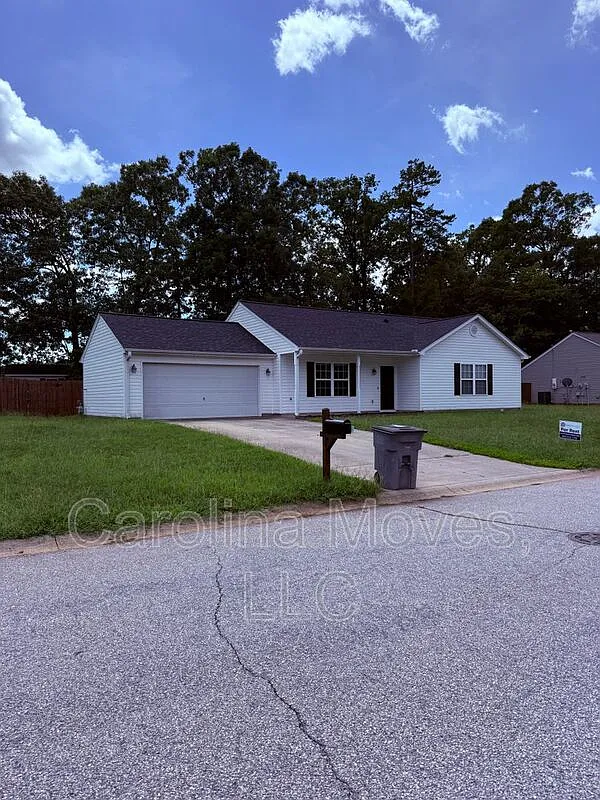 3 bed, 2.0 bath, 1347 sqft, $1,500 — Photo 2