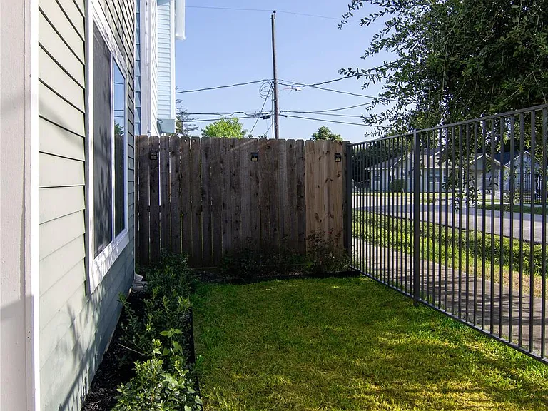 2306 Wipprecht St — Photo 3
