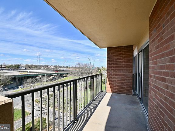 3rd image of 1300 Army Navy Dr APT 729