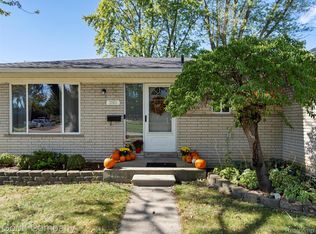 37611 Badger Dr, Sterling Heights, MI 48312
