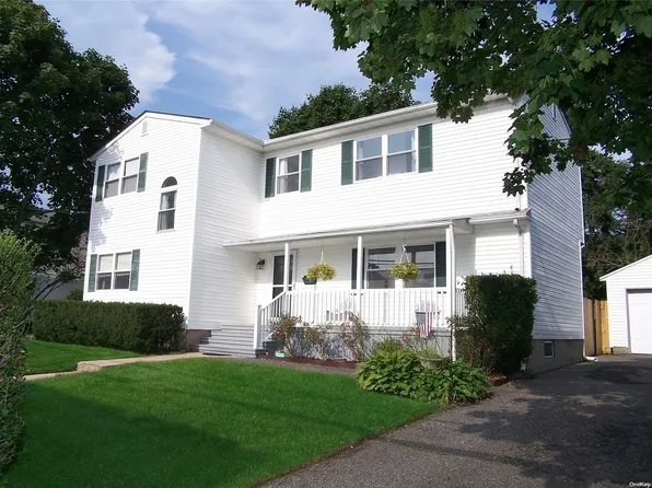 27 Foster Road, Ronkonkoma, NY 11779