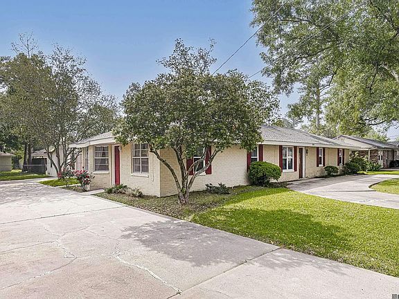 Side view of house: apartment entrance on left, house entrance on right; 2 private driveways