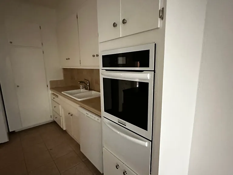 8657 Balboa Blvd #2 — Photo 4