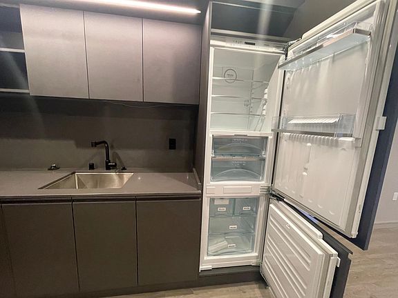 5th image of 699 S Van Ness Ave #202