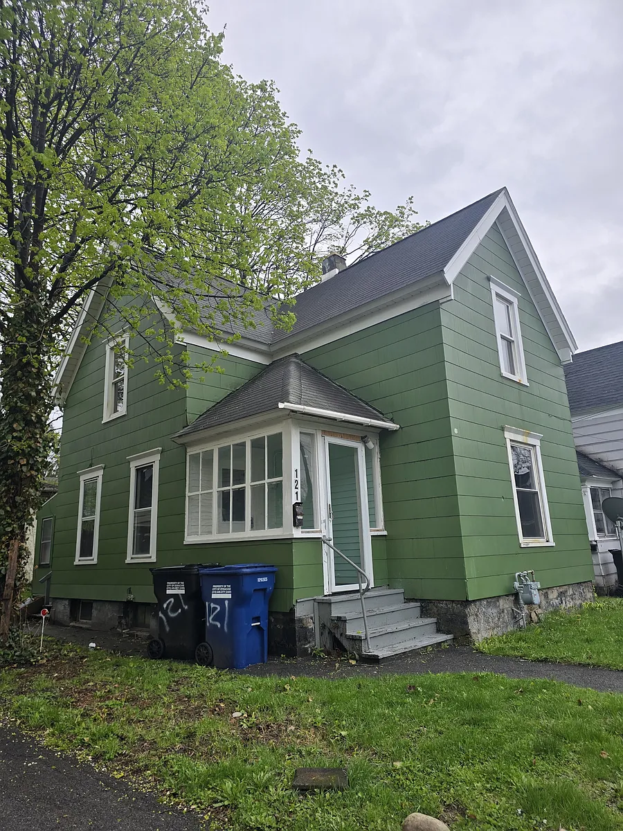 Building Photo - 121 W End Dr