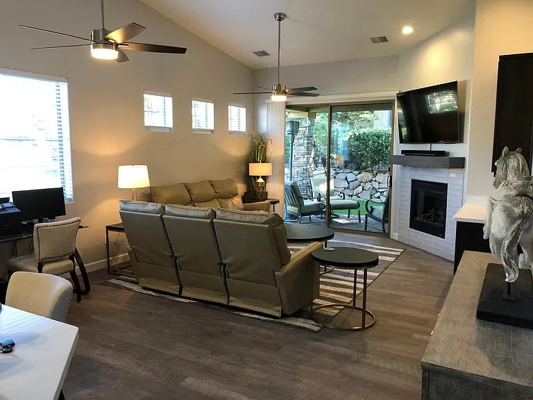 1237 Crown Ridge Dr — Photo 3