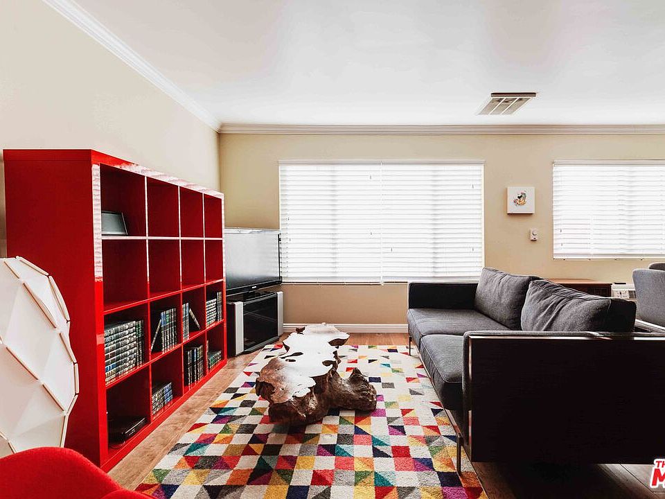 1st image of 525 N Sycamore Ave APT 220