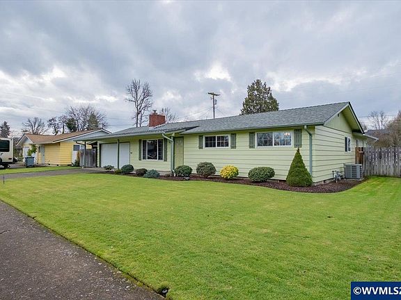 3rd image of 1420 NW Highland Dr