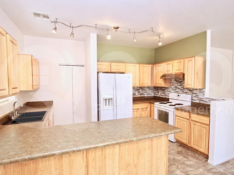 8363 S Hunnic Dr — Photo 4