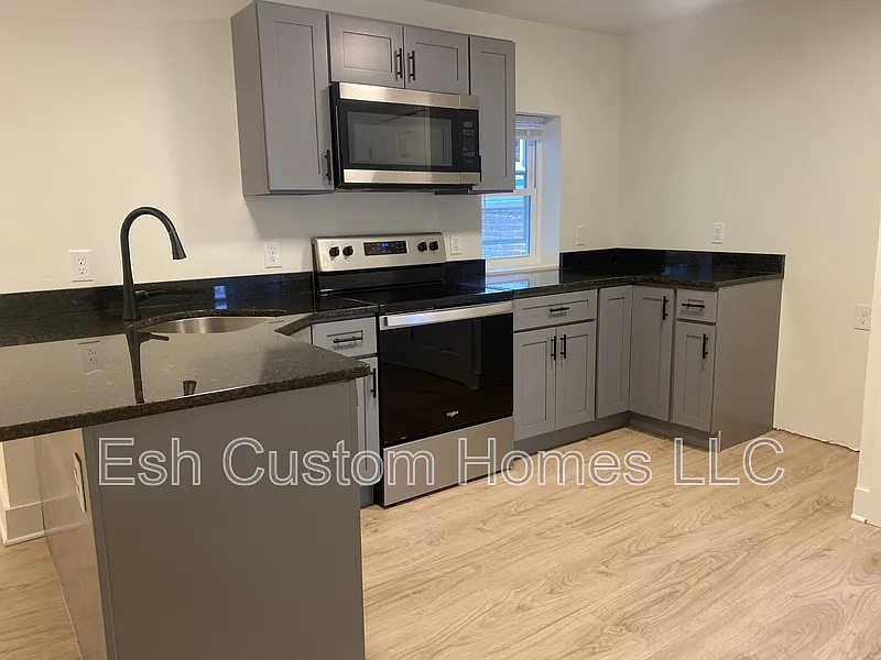 Building Photo - 741 Manor St #2