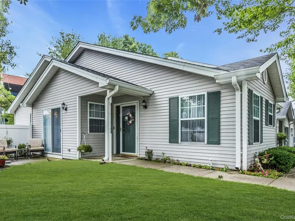 1 Biltmore Circle #1, Huntington Station, NY 11746