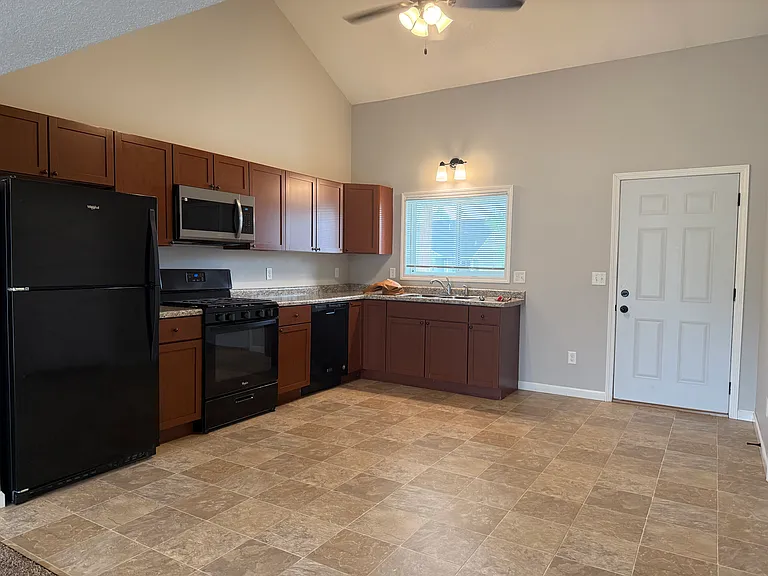 927 Quail Run — Photo 2